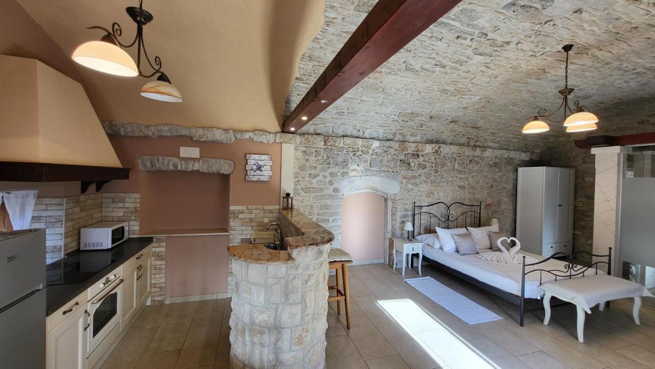 Stone House Apartments Didini Dvori Lumbarda Exterior photo