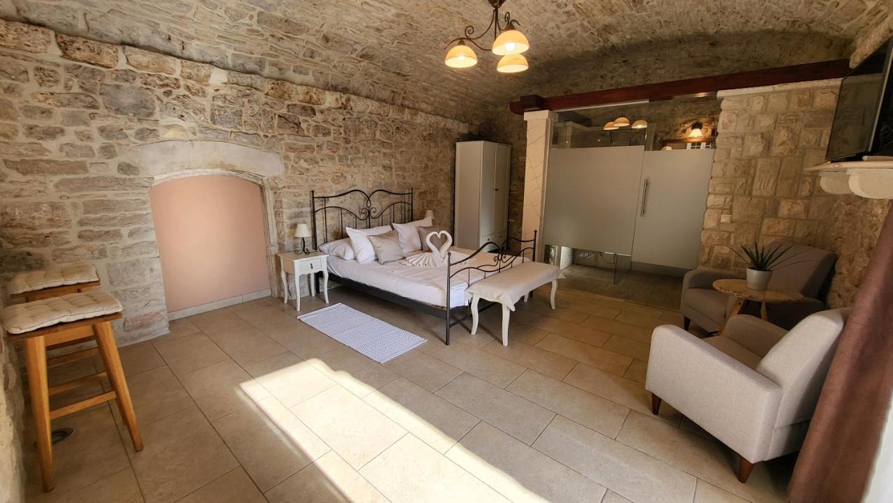 Stone House Apartments Didini Dvori Lumbarda Exterior photo