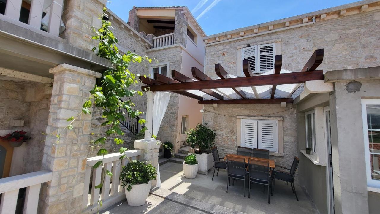 Stone House Apartments Didini Dvori Lumbarda Exterior photo